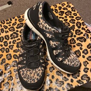 Sketchers Women Size 8 Wide Cheetah Print Shoes.